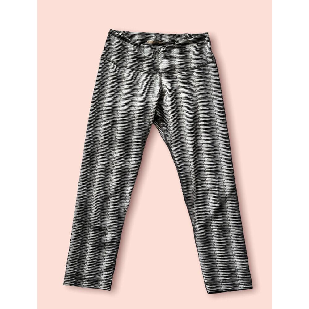 $96 YOGASMOGA •4• Aurum Cropped Leggings Gray & White